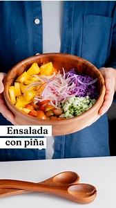 BASTA de ENSALADAS aburridas: haz esta Ensalada con Piña 🍍 / Pineaple Salad 🥗 • INGREDIENTES / INGREDIENTS: ▪️1 pepino / 1 cucumber 🥒 ▪️1 taza de tomates cherry / 1 cup cherry tomatoes 🍅 ▪️1/4 de repollo morado / 1/4 purple cabbage ▪️1/2 zanahoria / 1/2 carrot 🥕 ▪️1/4 de piña / 1/4 pineapple 🍍 ▪️1/4 cebolla / 1/2 onion 🧅 ▪️1/4 cdta. de sal / 1/4 tsp. salt 🧂 ▪️1/4 cdta. de pimienta / 1/4 tsp. pepper ▪️2 cdas. de aceite de oliva / 2 tbs. Olive ▪️1 limón / 1 lemon 🍋 ▪️vinagre / vinegar | L