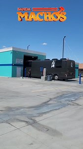 Es viernes y el machobus lo sabe y le tocó baño al condenado Banda Machos Usa Inc | Banda Machos