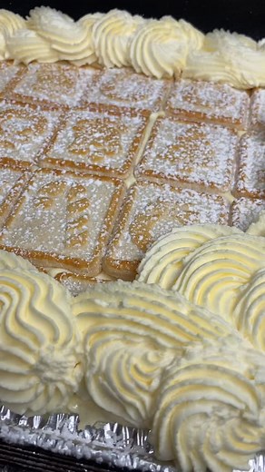 We all know “SHE” will have a place at the table ALL HOLIDAY SEASON! Banana Puddin’ is back and she did not come to play! Our original recipe made even better ❤️ Order one today and taste the difference 🍌🍌🍌🍌 Homemade Vanilla Bean Custard, Fresh made Whipped Cream, Banana Slices layered with the fabulous combo of cookies from @nillawafers and @pepperidgefarm Chessmen Cookies 😍 #poughkeepsie #dulce #smallbusiness #bananapudding #banana #pudding #order #foodie #thanksgiving | Dulce Cakes and C