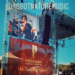 Cellphone clips coming in from Temecula Valley Balloon & Wine Festival this past weekend. Was honored to open for Hoobastank Fuel Lifehouse and The Wallflowers ——— Ready for more! Special thanks to DJ Pasha Entertainment for having us out there and Sean Toohey for the support and new bowties - will post soon! Also special thanks to Mark Mulcahy, Jon Forino and Lauren Peña for the festival media footage, soon to come. Photos from Matt Akana on the way. Let’s keep it rolllin Robots! #cantstopwonts