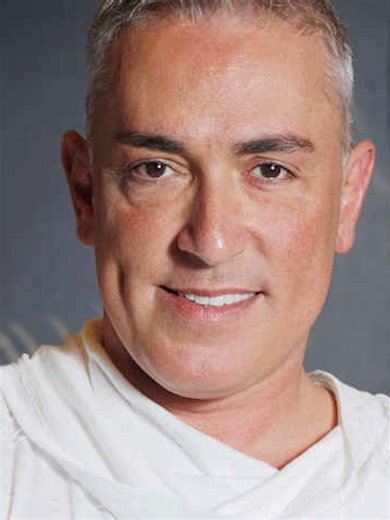 Miren Ibarguren ha vuelto a demostrar por qué es una de las actrices más queridas y magnéticas de España durante la presentación de ‘Aída y vuelta’. El esperado regreso del universo de Esperanza Sur ha generado una expectación máxima, pero fue la intérprete de Soraya quien acaparó todos los flashes gracias a su arrolladora personalidad y un estilo impecable que redefine la elegancia moderna. Su presencia no solo evoca la nostalgia de una comedia que marcó un hito en la televisión, sino que subra