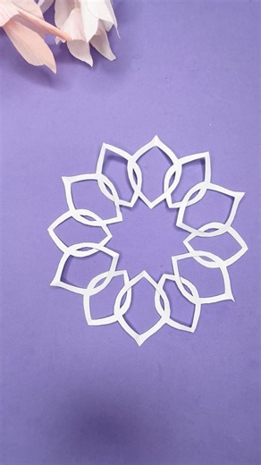 Easy Paper Snowflakes - How to make Snowflakes out of paper #papersnowflaketutorial