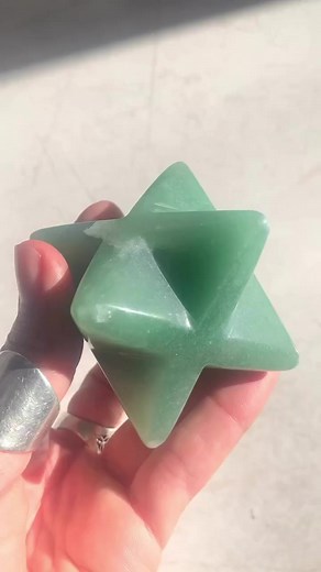 • Merkaba en Cuarzo Verde •..QUE ES EL MERKABA?Merkaba, también conocido como Merkabah, se traduce literalmente como luz, espíritu y cuerpo.Este símbolo sagrado es una forma compuesta por 2 tetraedros que se cruzan y giran en direcciones opuestas, creando un campo de energía tridimensional.Puedes activar este vehículo de luz alrededor de tu propio cuerpo con técnicas de meditación y respiración.Como ya lo vimos en el mandala de La flor de la vida, el merkaba proporciona protección y puede transp