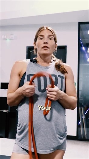 Don’t skip the warm up! Prime before you pump. Doing some upper body prep movements before you jump into your main strength of bench press will help protect the shoulders and will wake up your lats, triceps and core. Try out these easy warm up exercises before jumping into your bench press! #FortSquad #warmup #strengthforrunners | Jess Movold