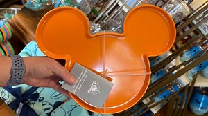 New Mickey Mouse Icon Plate Set Spotted At Hollywood Studios! | Chip and Company