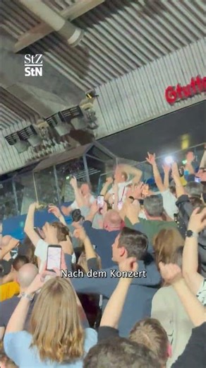 Spontaneous concert! Kraftklub play with street musicians