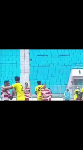 التحكيم في تونس مقزز و ناس فرض و ناس سنة. نفس اللقطة تقرييا حمراء للاعب النادي الصفاقسي تيفور في المقابل صفراء للاعب الافريقي شواط #أخبار_الكرة_التونسية🇹🇳 #explorer