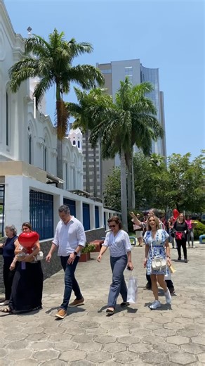 Colégios Salesianos on Instagram: "Para concluir esse ciclo com chave de ouro, os familiares dos estudantes em conjunto com a Equipe Técnico-Pedagógica do Salesiano Santa Rosa, preparam uma supresa para nossos alunos! Foi um momento emocionante e especial, no qual os familiares puderam celebrar de perto o encerramento desse importante ciclo acadêmico. Com palavras cheias de afeto, cada estudante recebeu o reconhecimento pela dedicação construída ao longo de toda a sua trajetória escolar. O encon