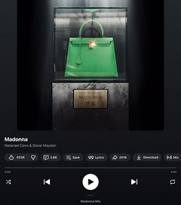 MADONNA – Natanael Cano & Oscar Maydon 🎤💎🔥 Esta pieza es un estandarte del Trap Tumbado más fino y ambicioso, donde el “Rey de los Corridos Tumbados” y Oscar Maydon elevan el género a un nivel de lujo y sofisticación. La letra es una oda a la vida de excesos, la exclusividad y la fascinación por una mujer con una presencia tan icónica y poderosa como la de la mismísima “Reina del Pop”. Con una producción que destaca por sus arreglos de cuerdas elegantes, requintos metálicos y un bajeo profund