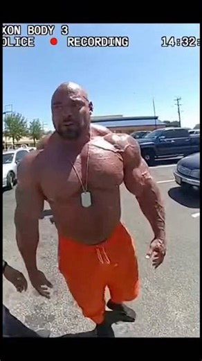 Bodybuilder loses control on cops #bodybuilding #policebodycamera