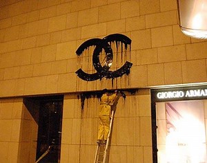 17K views · 406 reactions | Una noche ZEVS se levantó, secuestró una imagen publicitaria y pidió a los empresarios recompensa, la cual sería donada a una galería donde estaba exhibida. Considerado el "guerrillero visual" 落 | All City Canvas | Facebook