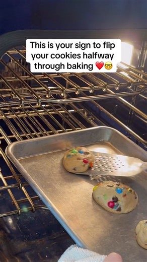 Remember to flip your cookies so they cook all the way through ❤️🙌 #baking #cookies #viral