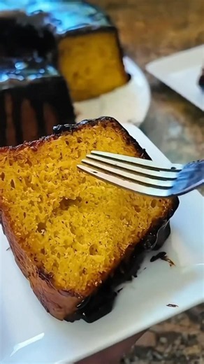 Você nunca mais vai querer outro Bolo de Cenoura 🥕✨ #bolodecenoura #receitasaudavel #shorts