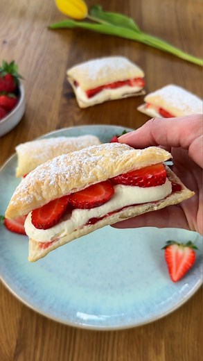 Nadine Moll | Erdbeer Cremeschnitten mit Blätterteig 📌 Rezept zum Speichern Hey Foodies, passend zur Erdbeer Saison hab ich ein ultra schnelles,... | Instagram