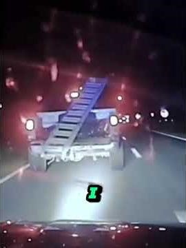 Driving 100 MPH in the Dark…😱😱 What Was He Thinking?!" #policechase #viralvideo