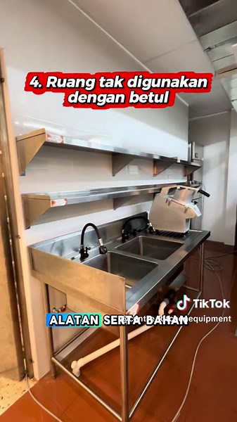 Dah setup dapur gaya professional tapi servis tetap slow. Kadang-kadang puncanya bukan sebab staf tak cekap tapi sebab layout dapur korang yang tak kena gaya. Susunan zon yang berterabur dan alatan yang susah dicapai buatkan staf terpaksa membazir masa untuk bergerak. Bila dapur tak sistematik kos operasi korang sebenarnya makin meningkat tanpa sedar. Dah sampai masa untuk tukar flow dapur korang jadi lebih laju dan efisien dengan Team Puncak. Berminat? Komen di bawah atau terus DM kami sekarang