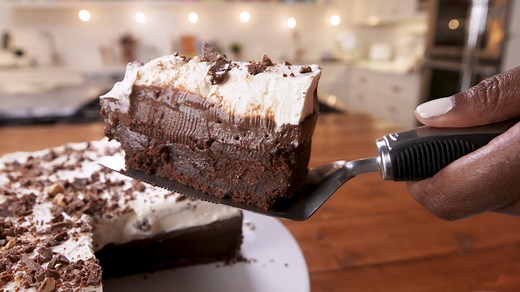 This Mississippi Mud Pie is a must for Thanksgiving. 😍 Full recipe: http://dlsh.it/PmHRr6h | Delish