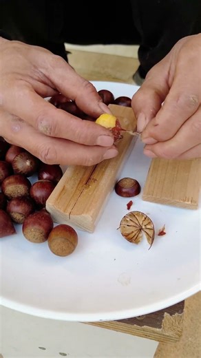 Gently remove the shell of the chestnut #live #food #viral