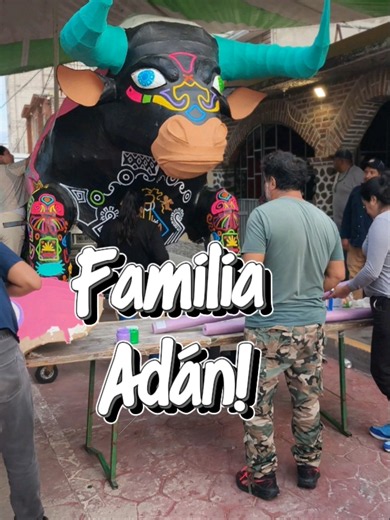 🐂 ¡16 AÑOS DE TRADICIÓN CON LA FAMILIA ADÁN! ✨ Fuimos a conocer el increíble toro monumental inspirado en el ajolote 🦎 y el arte de los códices mexicas, una obra que representa la resiliencia y el amor de una comunidad. Un esfuerzo que reúne a más de 30 personas, casi un mes de trabajo y sobre todo, ¡mucha fe hacia la Virgen de San Juan de los Lagos! ❤️‍🔥 ¡Ven a vivir nuestras tradiciones y apoya el arte local! 👇🎉 #TorosDeSanPedro