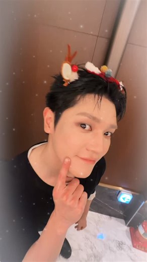 NCT Official Instagram on Instagram: "🎄🎅❄️Tapping on me🎅🎄🤍 #TAEYONG #NCT #NCT127"
