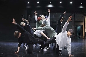 Watch: Stray Kids Go All Out In High-Energy Dance Practice Video For “Miroh”