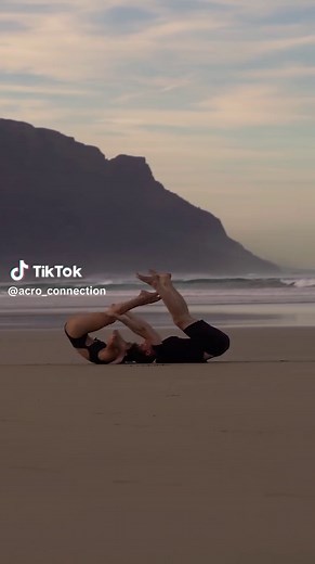 Simple acro flow 🤍 if you want to learn acroyoga join our 21 day challenge for complete beginners (link in bio) 😍💪🏼 #acroyoga #foryou #couplegoals