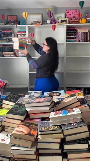 Bookshelf Organization Ideas for End of Year Reorganization