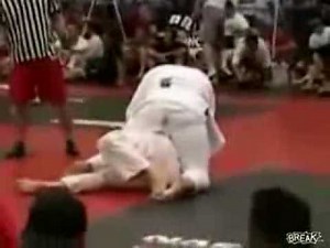Fighter craps in his pants during a fight! Hilarious, must see!