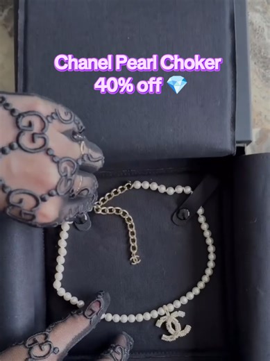 Chanel CC Necklace ✨ Elegant luxury vibes Chanel faux pearl choker with crystal CC logo ✨ Elegant pearls, sparkling details, and iconic Chanel energy. This piece upgrades your entire look instantly. If you love timeless glam — this is it. Limited stock available. Don’t wait too long. Follow Veloria for daily luxury drops 💎 #chanel #LuxuryJewelry #PearlNecklace #fyp #viralvideo