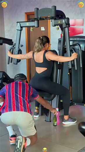 I’m helping them lose weight 🤣🤣#funny #funnyvideo #funnyprank #foryou #fypシ #prank