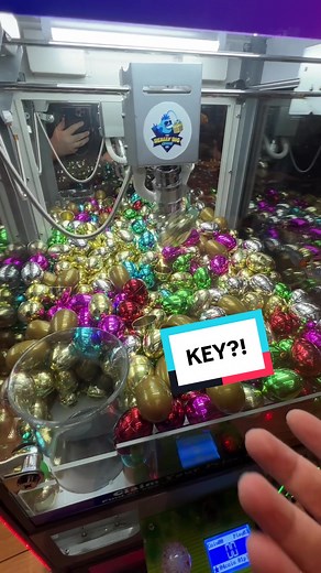 FIND A KEY! Claw machine with eggs!