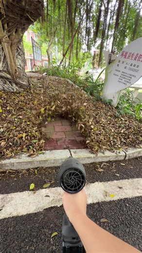 😘This 1000G model leaf blower can easily blow away wet leaves. You absolutely have to get one! This leaf blower makes cleaning the floor incredibly convenient! #turbofan #tiktokshop #fypシ #tiktokmademebuyit #clean