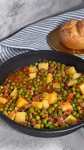 🥣🫛🕒 Guiso Facilísimo de Guisantes con Chorizo, Jamón y Patata : El Sabor Tradicional en Poco Tiempo! 🤤💫💯 ¡Descubre Cómo Preparar este Delicioso Guiso Casero! 🍴 ♥️💾 GUARDA esta receta y SÍGUEME . 👇🏻👇🏻👇🏻👇🏻 @chefmspin.recetas ✅ ➖GUISO DE GUISANTES➖ 📝INGREDIENTES: 🔸Guisantes 500 gr 🔸Cebolla 80 gr 🔸Pimiento rojo 40 gr 🔸Ajo 20 gr 🔸Chorizo 100 gr 🔸Jamón 100 gr 🔸Patata 500 gr 🔸Salsa de tomate 80 ml 🔸Vino blanco 100 ml 🔸Caldo de pollo 250 ml 🔸Aceite de oliva 🔸Sal 🔥 ELABORACI