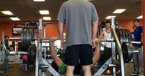 Small guy in the gym lift heavy without any struggle, how is that possible?