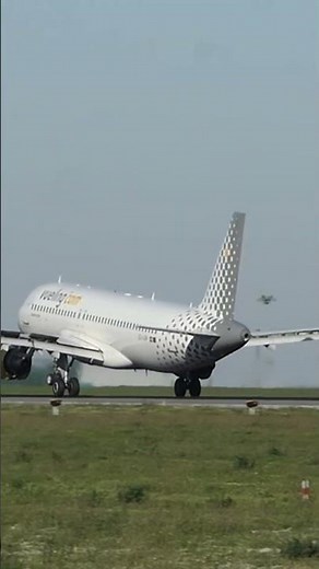 Vueling - Close up Landing