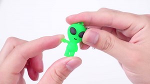 50 Pcs Alien Party Favors Alien Keychains Glow in The Dark Space Keychain Mini Rave Trinkets Aliens Figures Little Bulk Gift Prize Christmas Stocking Stuffer for Music Easter Decor (Green)