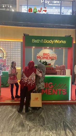 ✨ Bath & Body Works Holiday Pop-Up kini SUDAH DIBUKA di Lippo Mall Nusantara! ✨ Nikmati promo eksklusif hingga 11 Januari untuk produk favoritmu—mulai dari body care, candles, hand soaps, hingga PocketBac. Jangan sampai terlewat, yuk stok produk favoritmu sekarang! 🎄🛍️ #bathandbodyworksid | Bath & Body Works Indonesia