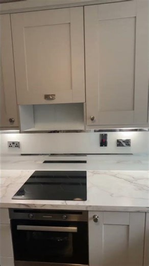 White Glass Splashback with Mirror Stripes 🤍✨ Modern Luxury Kitchen Design