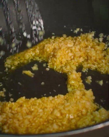 🔥 "Sautéing Garlic to Perfection: The ULTIMATE Hack for Depth of Flavor!" 🧄👨🏻🍳