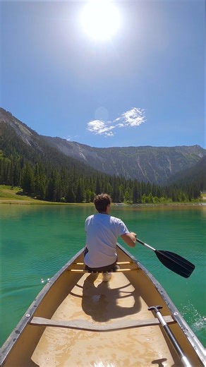 Dès ce week-end, rendez-vous au chalet du lac de la Rosière pour profiter des activités dans ce cadre de rêve : parcours aventure, tyroliennes, via ferrata, ou encore canoë. --------------​ Starting this weekend, come to the Chalet at Lake Rosière to enjoy activities in this dream setting: adventure courses, zip lines, via ferrata, and even canoeing. | Courchevel