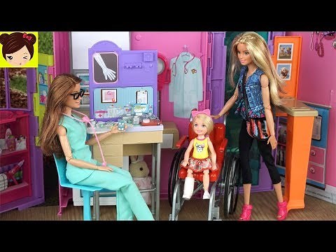 Barbie Chelsea se Rompe la Pierna en el Parque - Barbie Doctora - Juguetes de Titi