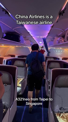 A321neo! 華航全新的空中巴士客機，改寫台灣航空窄體客機的標準！首創全躺平商務艙、經濟艙4K大銀幕，還有全新高速的無線網路。 但經濟艙的座椅配色超醜！很像幼兒座椅。相較過去由誠品書店御用設計師陳瑞憲操刀，走東方古典美學的777、A350相比，A321neo沒有請設計顧問公司，整體設計風格凌亂，顯得非常不高級。 同時華航也向星宇航空致敬，在華航A321neo班機推出，和台灣在地品牌五桐號合作的飲品跟冰淇淋。但是我當天拿到的冰淇淋硬如石頭，等了10分鐘還是沒有軟化，只好宣告放棄。 #華航 #chinaairlines #a321neo #新加坡 #台灣 #airbus #華航a321neo #五桐號 #空中巴士 #中華航空