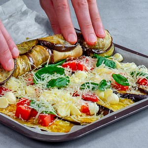 1M views · 4.7K reactions | PATLICAN sevenler, bu TARİFİ ekleyin. FANTASTİK! Malzemeler: patlıcan - 2 adet tepsi 20 x 30 cm Pişirin 200 °C 25 dak yağ - 100 ml sarımsak - 3 diş domates - 2 adet mozzarella - 100 g fesleğen - 20 g parmesan - 30 g ekmek kırntısı - 20 g 200 °C ISITILMIŞ FIRINA/20 dakika | Lezzetli.TV | Facebook