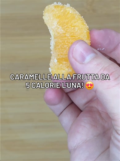 5 CALORIE PER CARAMELLA 😍 vi basterà sbucciare un mandarino senza semi, aggiungere un pò di succo di limone, 2 cucchiaini di eritritolo (o altro zucchero con zero calorie), mescolare bene e lasciare in freezer per 30 minuti finché non si saranno indurite! #caramelle #senzazucchero #viralvideos #snack #dieta