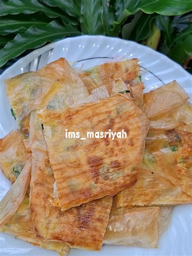 martabak telor versi murah meriah cukup 3 bahan kulit lumpiah wortel n bawang daun cocok saat dompet mulai menipis bisa di coba masak ini🥰 #martabaktelor #cooking #masakanrumah