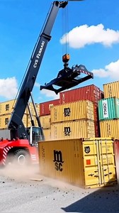 Akibat jatuhnya container,mobil mewah ini rusak parah‼️😲 #incident #work #stacker #reels #viral #fyp #everyone #container #heavyequipment #uso | Rizal Aprizal