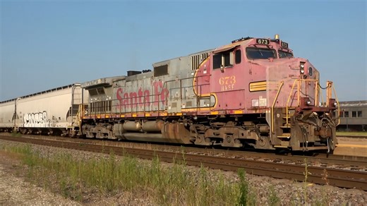 🎥Video Credit: AmtrakGuy365 What once was the Santa Fe's premiere mainline diesel fleet has since been relegated to RCO yard power in Galesburg, Illinois. While their red paint may be extremely faded, these units are still working hard on yard pulls and shuffling cars in and around this midwestern railroad hotspot. ATSF/BNSF #673 is a GE C44-9W built in August 1994 and worked under the Santa Fe for just over a year before it fell under ownership of BNSF after the 1995 ATSF-BN merger. Around 202