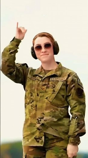 Female Fighter Pilots Non-verbal Hand Signals 🇺🇸 #Femalefighterpilot #f22raptor #HandSignals