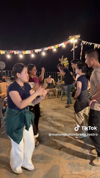 Manungkot Damauli: Majestic Umbrella Restaurant