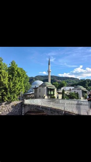 波黑（波斯尼亚和黑塞哥维那）的首都是萨拉热窝（Sarajevo），这也是该国第一大城市以及政治、经济和文化中心。人口面积：市区面积约142平方公里，人口约27万至30万。位于波黑中东部，地处丘陵地带，四周环山，米利亚兹卡河穿城而过。建于1263年，1984年曾成功举办第14届冬季奥运会。